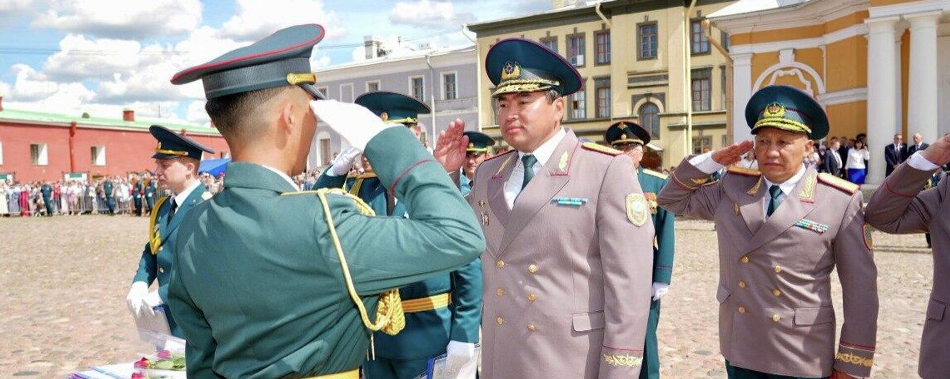 Глава МЧС Казахстана Чингис Аринов вручил дипломы выпускникам университета Государственной противопожарной службы МЧС России - Sputnik Казахстан, 1920, 03.07.2026