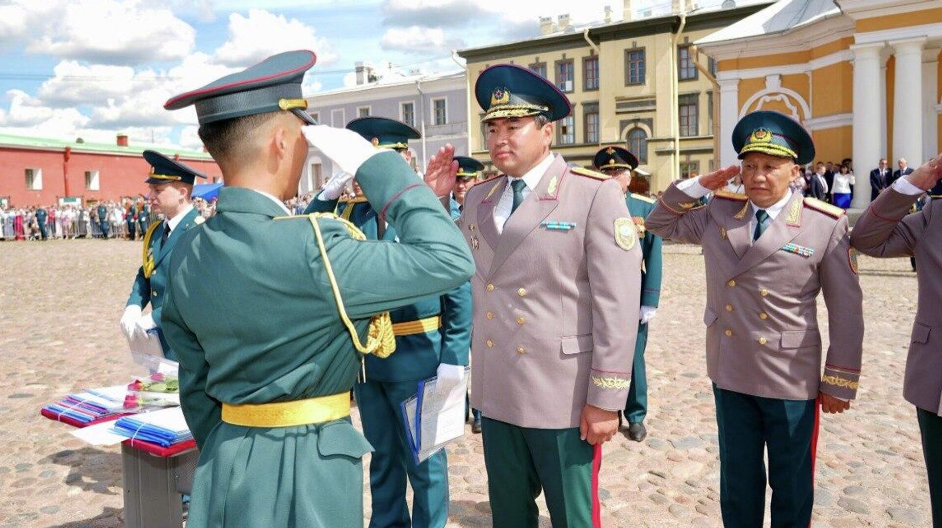 Глава МЧС Казахстана Чингис Аринов вручил дипломы выпускникам университета Государственной противопожарной службы МЧС России Глава МЧС Казахстана Чингис Аринов вручил дипломы выпускникам университета Государственной противопожарной службы МЧС России - Sputnik Казахстан, 1920, 03.07.2026