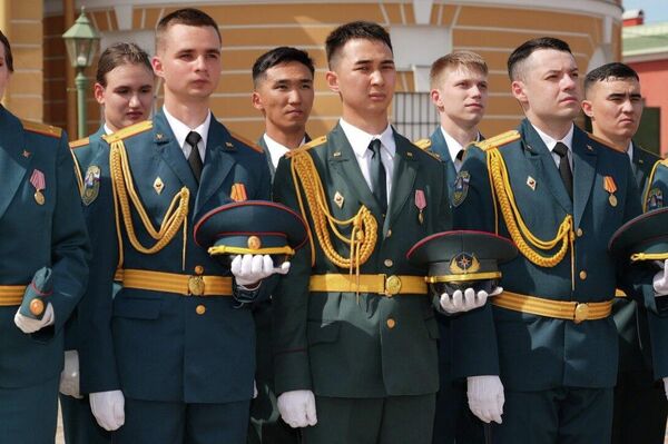 Глава МЧС Казахстана Чингис Аринов вручил дипломы выпускникам университета Государственной противопожарной службы МЧС России Глава МЧС Казахстана Чингис Аринов вручил дипломы выпускникам университета Государственной противопожарной службы МЧС России - Sputnik Казахстан