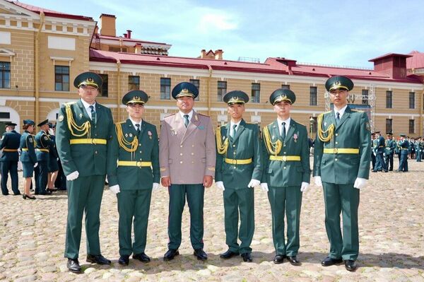 Глава МЧС Казахстана Чингис Аринов вручил дипломы выпускникам университета Государственной противопожарной службы МЧС России Глава МЧС Казахстана Чингис Аринов вручил дипломы выпускникам университета Государственной противопожарной службы МЧС России - Sputnik Казахстан