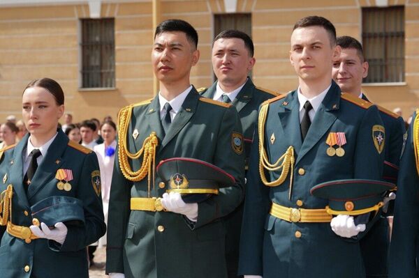 Глава МЧС Казахстана Чингис Аринов вручил дипломы выпускникам университета Государственной противопожарной службы МЧС России Глава МЧС Казахстана Чингис Аринов вручил дипломы выпускникам университета Государственной противопожарной службы МЧС России - Sputnik Казахстан