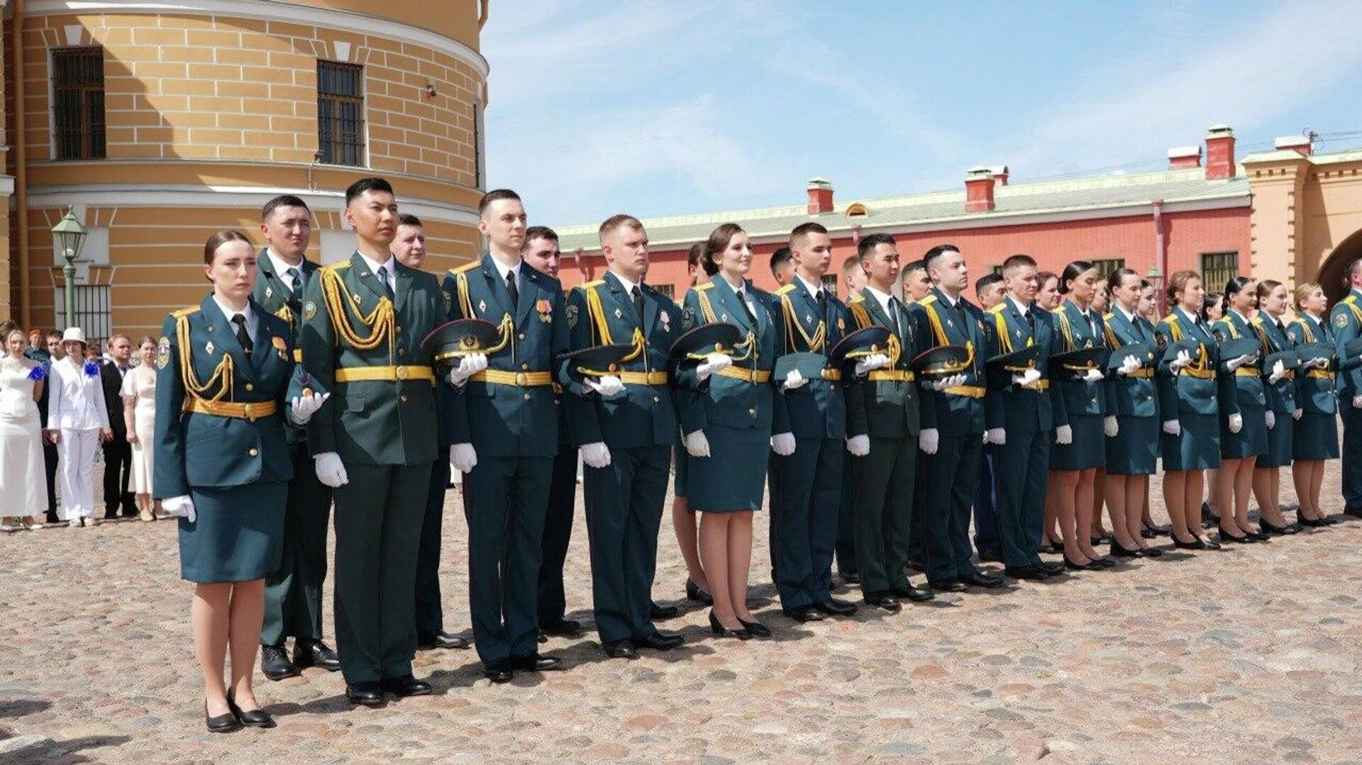 Глава МЧС Казахстана Чингис Аринов вручил дипломы выпускникам университета Государственной противопожарной службы МЧС России Глава МЧС Казахстана Чингис Аринов вручил дипломы выпускникам университета Государственной противопожарной службы МЧС России - Sputnik Казахстан, 1920, 03.07.2026