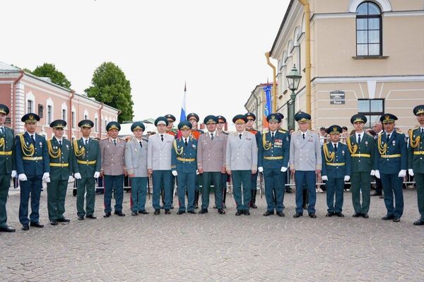 Глава МЧС Казахстана Чингис Аринов вручил дипломы выпускникам университета Государственной противопожарной службы МЧС России Глава МЧС Казахстана Чингис Аринов вручил дипломы выпускникам университета Государственной противопожарной службы МЧС России - Sputnik Казахстан