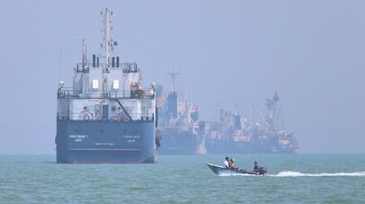 Корабли у иранского порта Шахид Раджаи (Бендер-Аббас) в Ормузском проливе