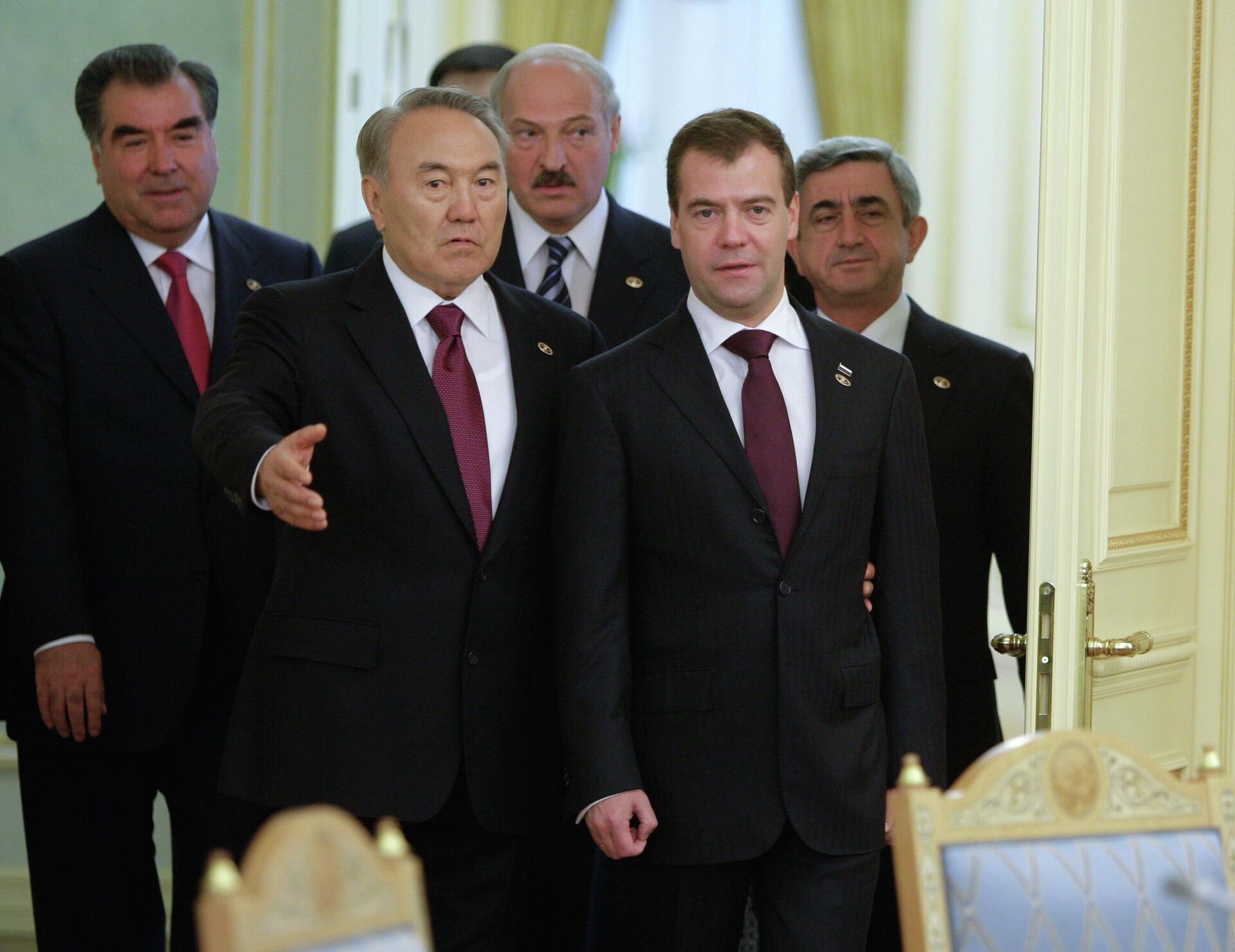 Нурсултан Назарбаев и Дмитрий Медведев на саммите ЕврАзЭС в 2010 году Нурсултан Назарбаев и Дмитрий Медведев на саммите ЕврАзЭС в 2010 году - Sputnik Казахстан, 1920, 04.07.2026