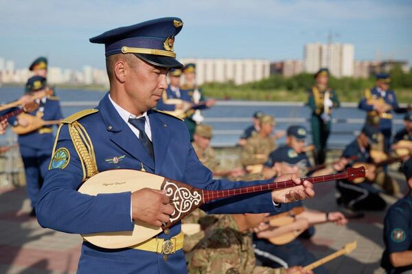 В Астане военнослужащие Нагвардии исполнили легендарный казахский кюй Балбырауын у водопада Саркырама В Астане военнослужащие Нагвардии исполнили легендарный казахский кюй Балбырауын у водопада Саркырама - Sputnik Казахстан