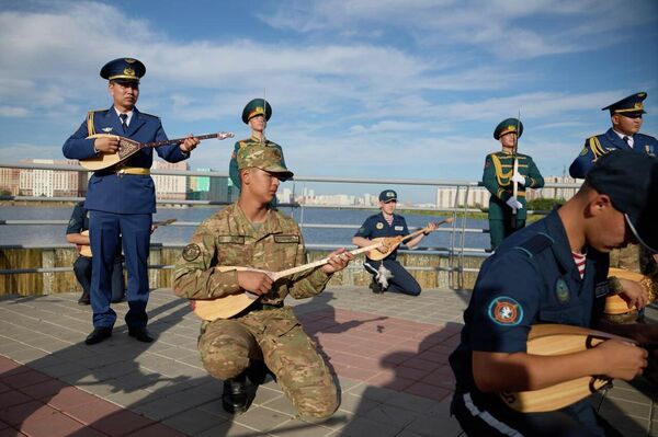 В Астане военнослужащие Нагвардии исполнили легендарный казахский кюй Балбырауын у водопада Саркырама В Астане военнослужащие Нагвардии исполнили легендарный казахский кюй Балбырауын у водопада Саркырама - Sputnik Казахстан
