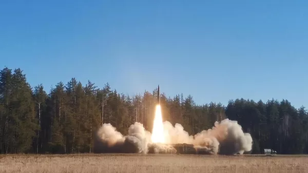 Работа расчетов ОТРК Искандер при нанесения ударов по военным объектам ВСУ - Sputnik Казахстан
