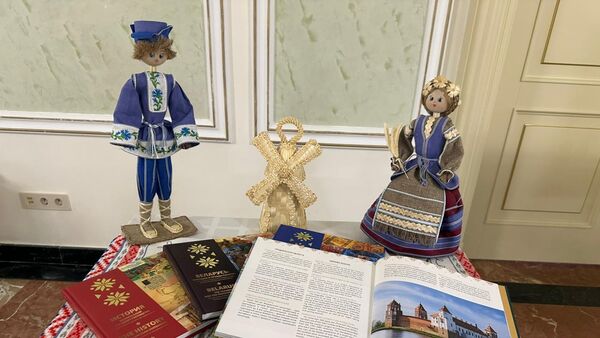 Посольство Беларуси в Казахстане провело выставку книжных изданий, посвященных истории, культуре, государственности и современному развитию Республики Беларусь - Sputnik Казахстан
