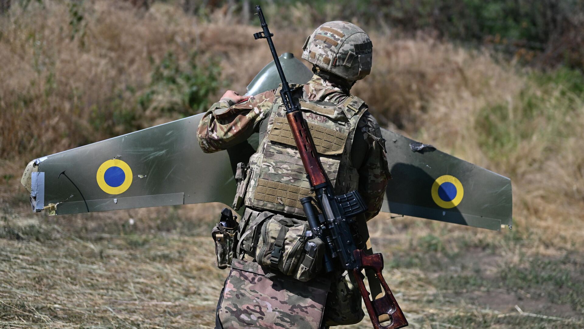 Снайпер ВС РФ с БПЛА ВСУ Домаха во время боевого слаживания снайперских пар группировки войск Центр Снайпер ВС РФ с БПЛА ВСУ Домаха во время боевого слаживания снайперских пар группировки войск Центр - Sputnik Казахстан, 1920, 08.07.2026