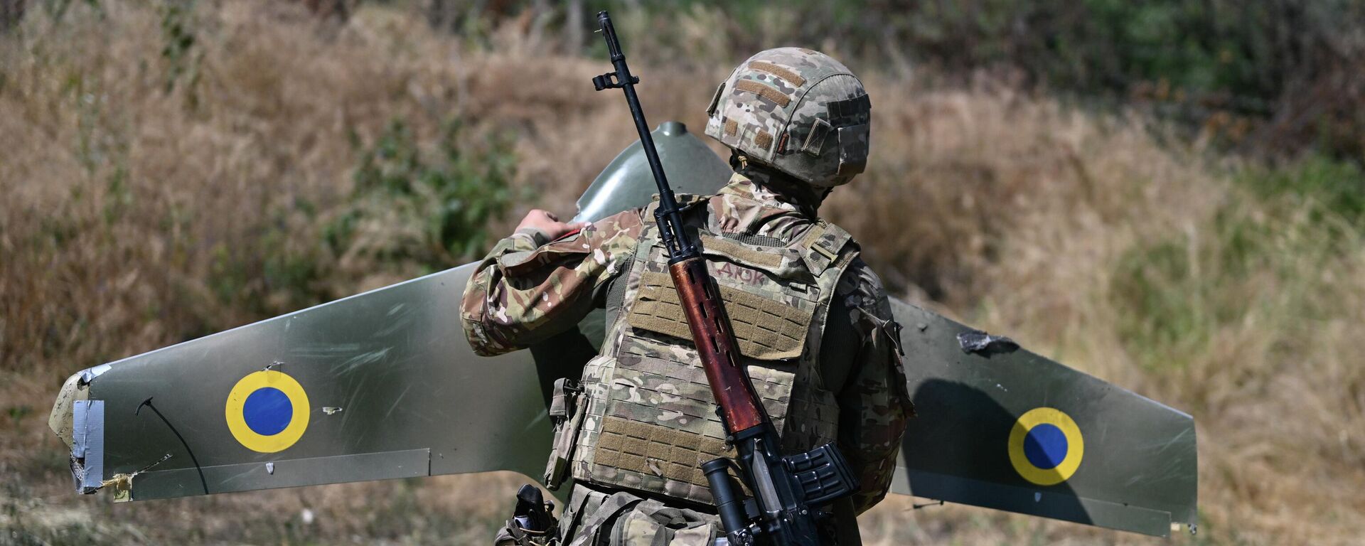 Снайпер ВС РФ с БПЛА ВСУ Домаха во время боевого слаживания снайперских пар группировки войск Центр Снайпер ВС РФ с БПЛА ВСУ Домаха во время боевого слаживания снайперских пар группировки войск Центр - Sputnik Казахстан, 1920, 23.09.2026