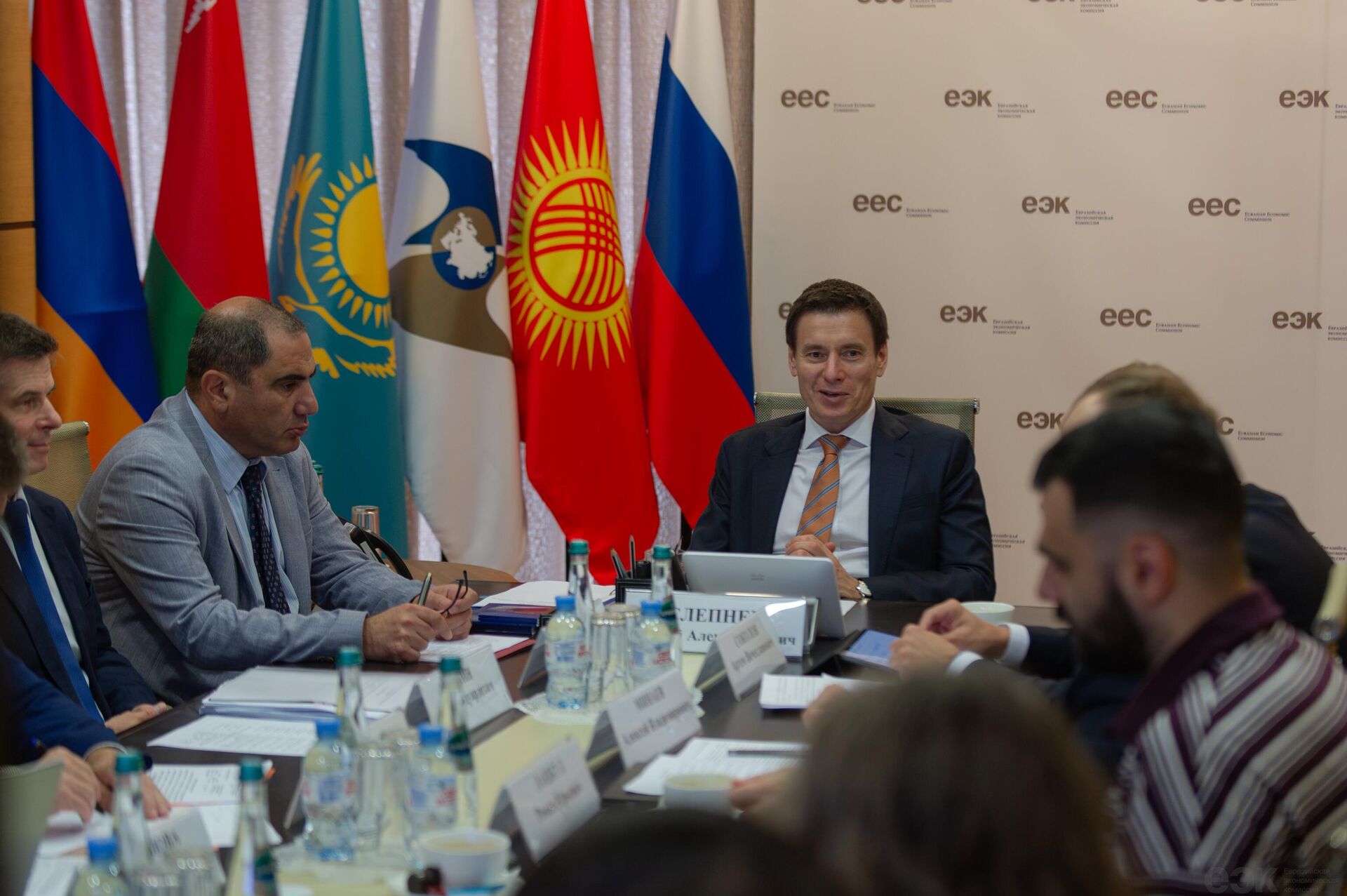 Встреча министра по торговле ЕЭК Андрея Слепнева с представителями крупнейших маркетплейсов Встреча министра по торговле ЕЭК Андрея Слепнева с представителями крупнейших маркетплейсов - Sputnik Казахстан, 1920, 09.07.2026