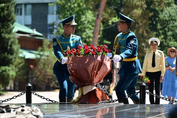 Возложение цветов к Вечному огню в парке им. 28 гвардейцев-панфиловцев в Алматы Возложение цветов к Вечному огню в парке им. 28 гвардейцев-панфиловцев в Алматы - Sputnik Казахстан