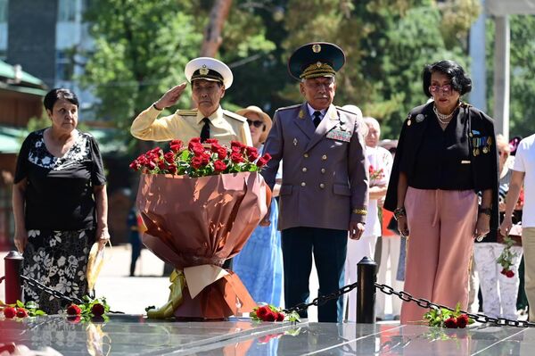 Возложение цветов к Вечному огню в парке им. 28 гвардейцев-панфиловцев в Алматы Возложение цветов к Вечному огню в парке им. 28 гвардейцев-панфиловцев в Алматы - Sputnik Казахстан
