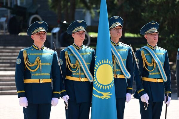 Возложение цветов к Вечному огню в парке им. 28 гвардейцев-панфиловцев в Алматы Возложение цветов к Вечному огню в парке им. 28 гвардейцев-панфиловцев в Алматы - Sputnik Казахстан