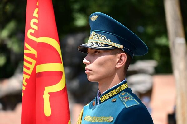 Возложение цветов к Вечному огню в парке им. 28 гвардейцев-панфиловцев в Алматы Возложение цветов к Вечному огню в парке им. 28 гвардейцев-панфиловцев в Алматы - Sputnik Казахстан