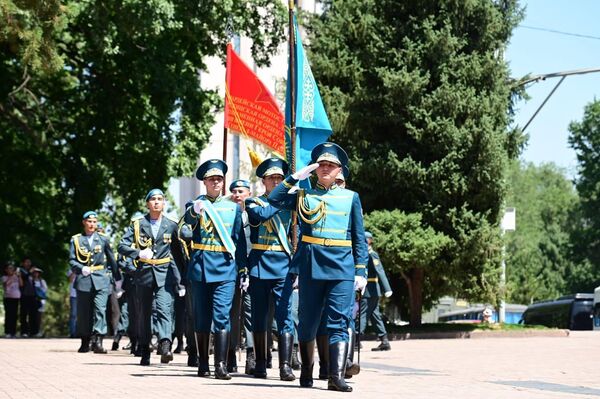 Возложение цветов к Вечному огню в парке им. 28 гвардейцев-панфиловцев в Алматы Возложение цветов к Вечному огню в парке им. 28 гвардейцев-панфиловцев в Алматы - Sputnik Казахстан
