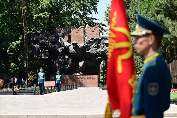 Возложение цветов к Вечному огню в парке им. 28 гвардейцев-панфиловцев в Алматы Возложение цветов к Вечному огню в парке им. 28 гвардейцев-панфиловцев в Алматы - Sputnik Казахстан