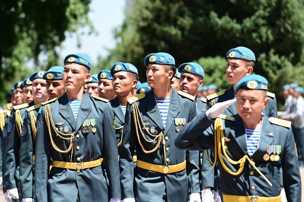 Возложение цветов к Вечному огню в парке им. 28 гвардейцев-панфиловцев в Алматы Возложение цветов к Вечному огню в парке им. 28 гвардейцев-панфиловцев в Алматы - Sputnik Казахстан