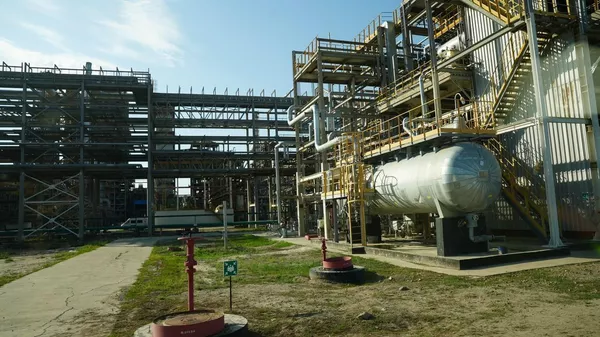 Глава Минэкологии Казахстана Ерлан Нысанбаев посетил Атырауский НПЗ  - Sputnik Қазақстан