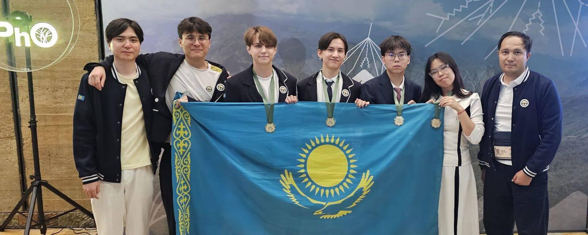 Сборная Казахстана завоевала золотые медали на Международной физической олимпиаде - Sputnik Казахстан, 1920, 13.07.2026