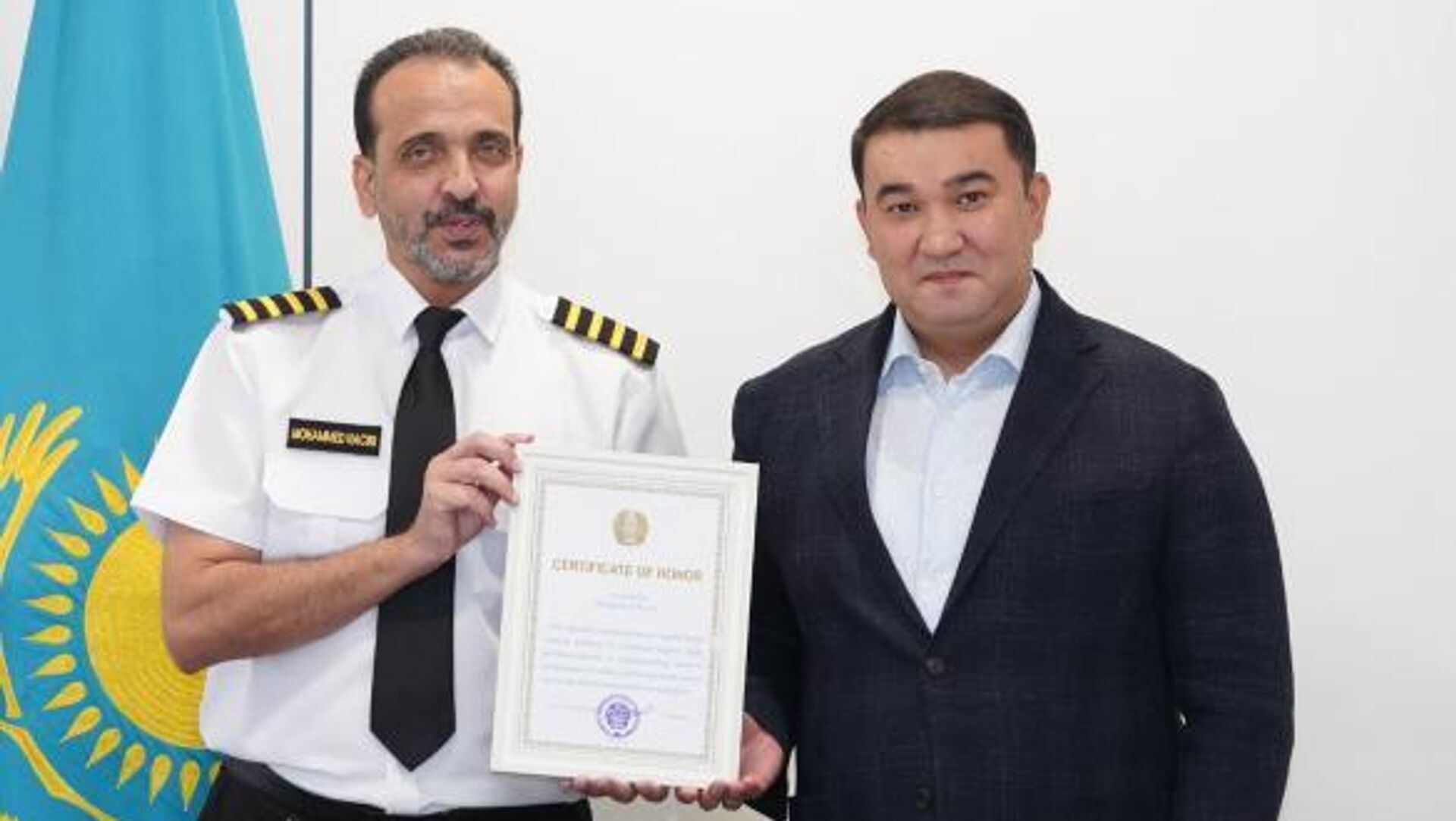 Аким Туркестанской области Кушеров наградил пилотов и инженеров из ОАЭ Аким Туркестанской области Кушеров наградил пилотов и инженеров из ОАЭ - Sputnik Казахстан, 1920, 13.07.2026