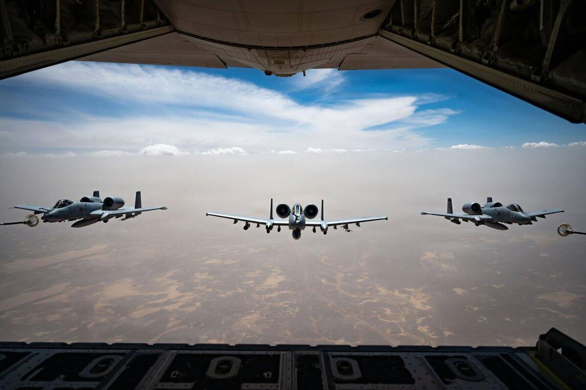 Американский самолет HC-130J Combat King II ВВС США обеспечивает дозаправкой несколько штурмовиков A-10C - Sputnik Казахстан, 1920, 04.08.2026