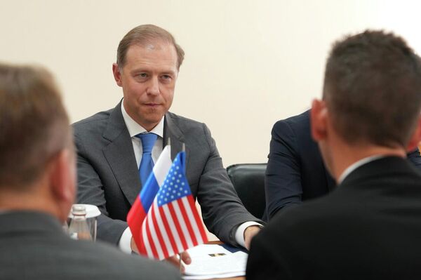 Первый вице-премьер РФ Денис Мантуров посетил Байконур Первый вице-премьер РФ Денис Мантуров посетил Байконур - Sputnik Казахстан