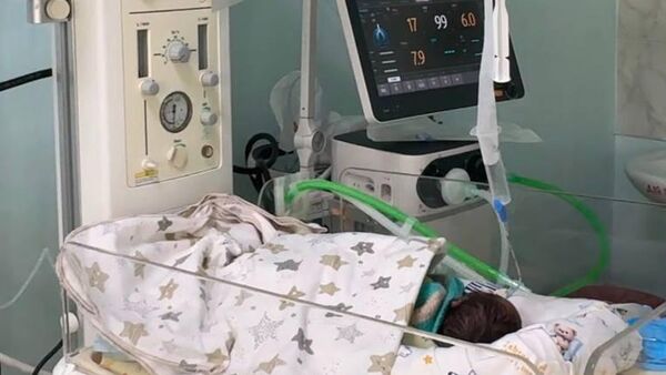 Алматылық дәрігерлер жүкті әйелдің ішінінен нәрестемен бірге 5 кг ісікті алып шықты  - Sputnik Қазақстан