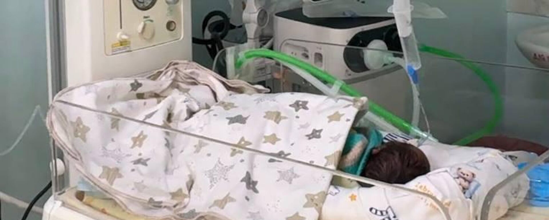 Алматылық дәрігерлер жүкті әйелдің ішінінен нәрестемен бірге 5 кг ісікті алып шықты  - Sputnik Қазақстан, 1920, 15.07.2026
