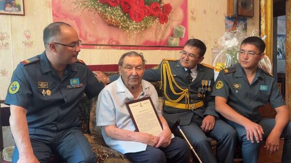 В Таразе ветерана войны Геннадия Иванова поздравили со 100-летним юбилеем - Sputnik Казахстан