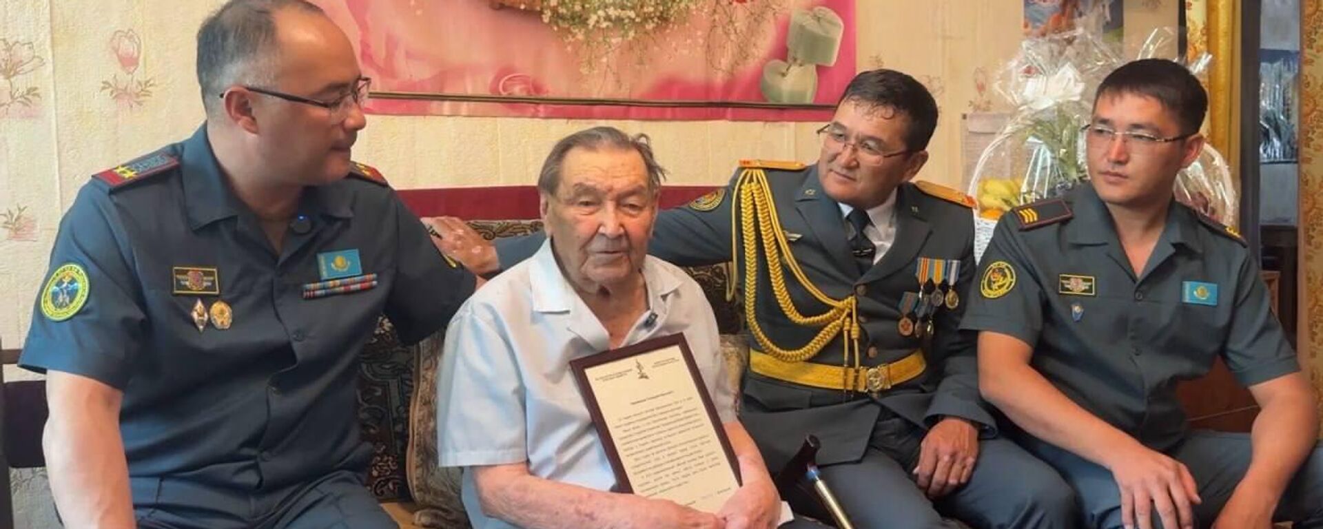 В Таразе ветерана войны Геннадия Иванова поздравили со 100-летним юбилеем - Sputnik Казахстан, 1920, 15.07.2026