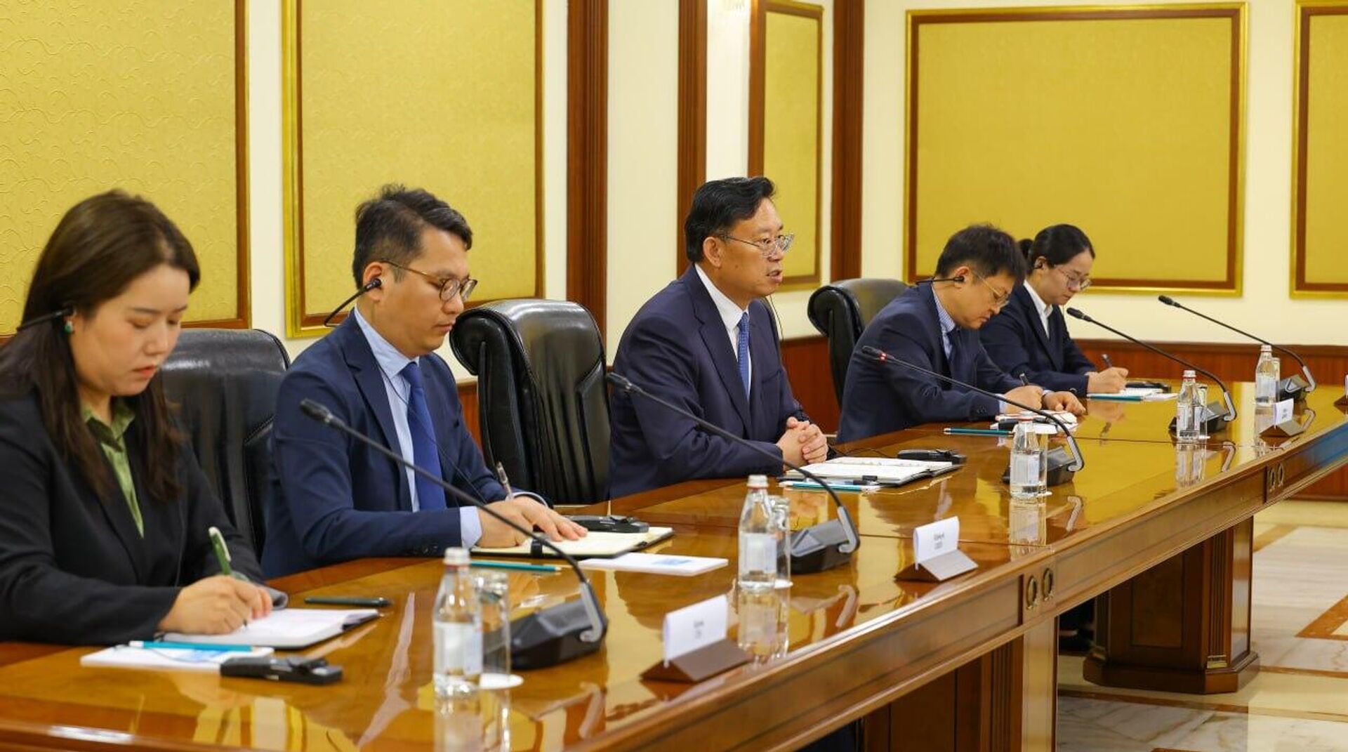 Встреча премьера Казахстана Олжаса Бектенова и президента компании China Tianying Inc. Дэбяо Цао Встреча премьера Казахстана Олжаса Бектенова и президента компании China Tianying Inc. Дэбяо Цао - Sputnik Казахстан, 1920, 16.07.2026