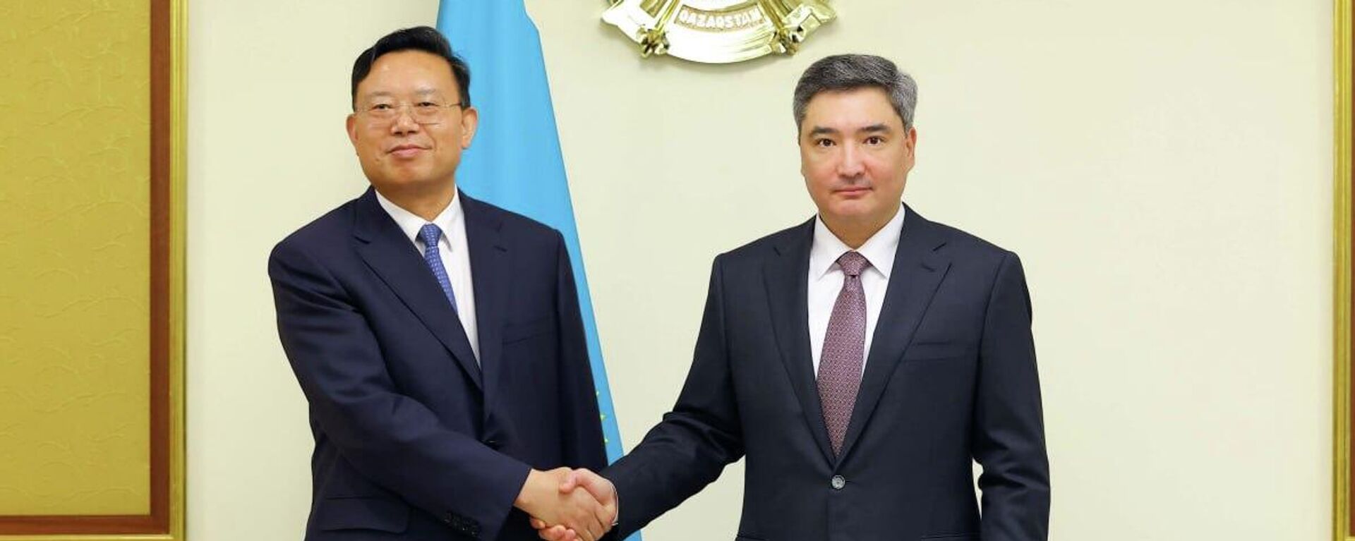 Президент компании China Tianying Inc. Дэбяо Цао и премьер Казахстана Олжас Бектенов - Sputnik Казахстан, 1920, 16.07.2026