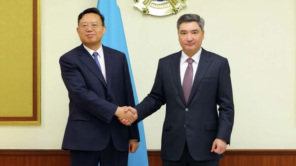 Президент компании China Tianying Inc. Дэбяо Цао и премьер Казахстана Олжас Бектенов - Sputnik Казахстан