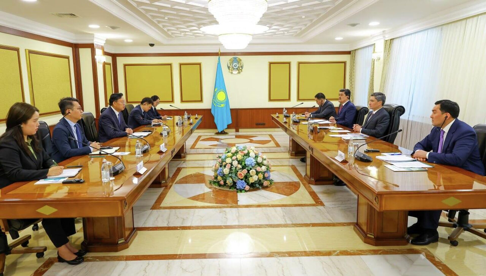 Встреча премьера Казахстана Олжаса Бектенова и президента компании China Tianying Inc. Дэбяо Цао Встреча премьера Казахстана Олжаса Бектенова и президента компании China Tianying Inc. Дэбяо Цао - Sputnik Казахстан, 1920, 16.07.2026