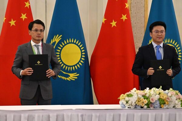 Соглашения подписали компании Казахстана и Китая в Шанхае Соглашения подписали компании Казахстана и Китая в Шанхае - Sputnik Казахстан