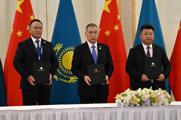 Соглашения подписали компании Казахстана и Китая в Шанхае Соглашения подписали компании Казахстана и Китая в Шанхае - Sputnik Казахстан