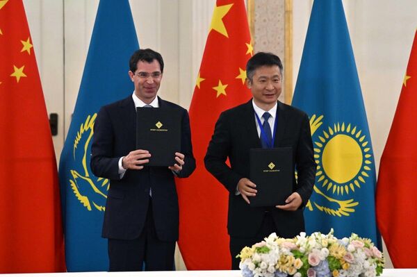 Соглашения подписали компании Казахстана и Китая в Шанхае Соглашения подписали компании Казахстана и Китая в Шанхае - Sputnik Казахстан