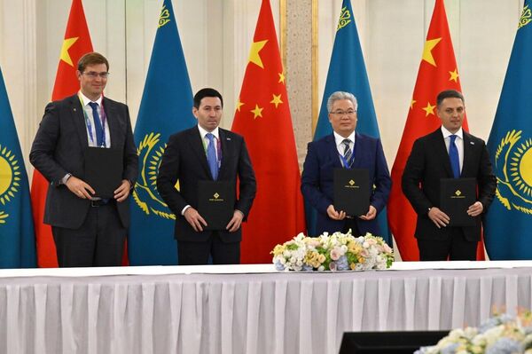 Соглашения подписали компании Казахстана и Китая в Шанхае Соглашения подписали компании Казахстана и Китая в Шанхае - Sputnik Казахстан