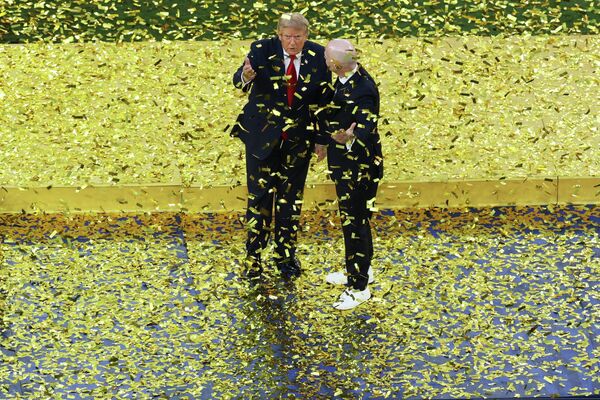Президент ФИФА Джанни Инфантино и президент США Дональд Трамп на церемонии награждения после окончания финального матча ЧМ Президент ФИФА Джанни Инфантино и президент США Дональд Трамп на церемонии награждения после окончания финального матча ЧМ - Sputnik Казахстан