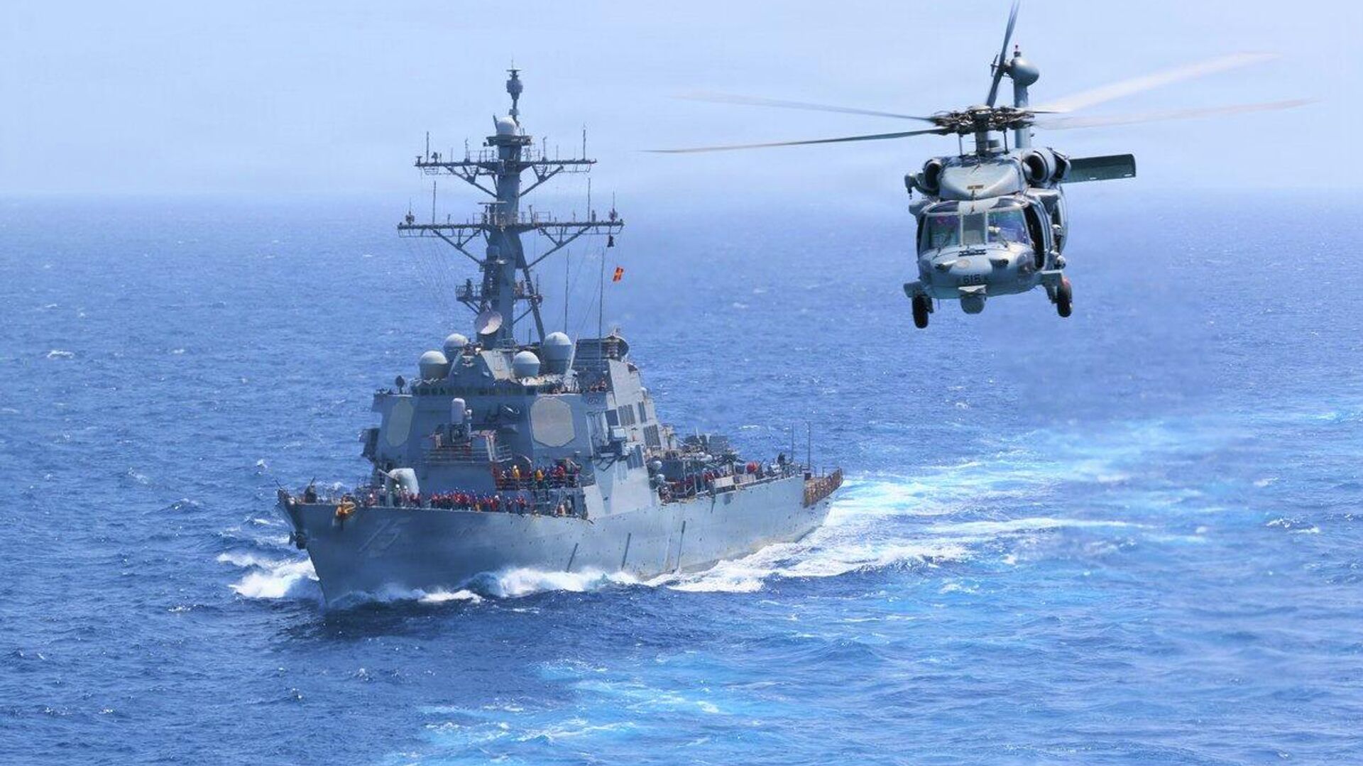 Эсминец USS Donald Cook (DDG 75) проходит через Аравийское море, а рядом пролетает вертолет MH-60S Sea Hawk Эсминец USS Donald Cook (DDG 75) проходит через Аравийское море, а рядом пролетает вертолет MH-60S Sea Hawk - Sputnik Казахстан, 1920, 21.07.2026