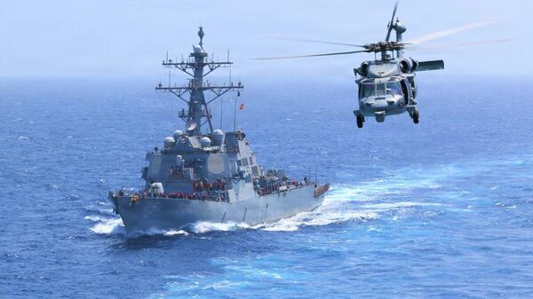 Эсминец USS Donald Cook (DDG 75) проходит через Аравийское море, а рядом пролетает вертолет MH-60S Sea Hawk - Sputnik Казахстан