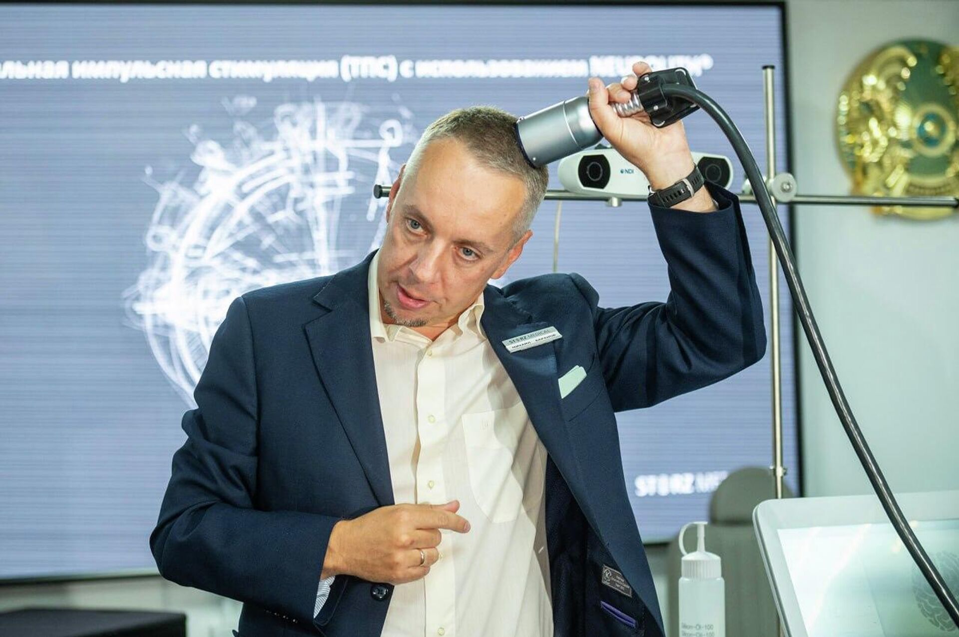 Михаил Баранов демонстрирует, как работает аппарат NEUROLITH для лечения болезни Альцгеймера Михаил Баранов демонстрирует, как работает аппарат NEUROLITH для лечения болезни Альцгеймера - Sputnik Казахстан, 1920, 21.07.2026