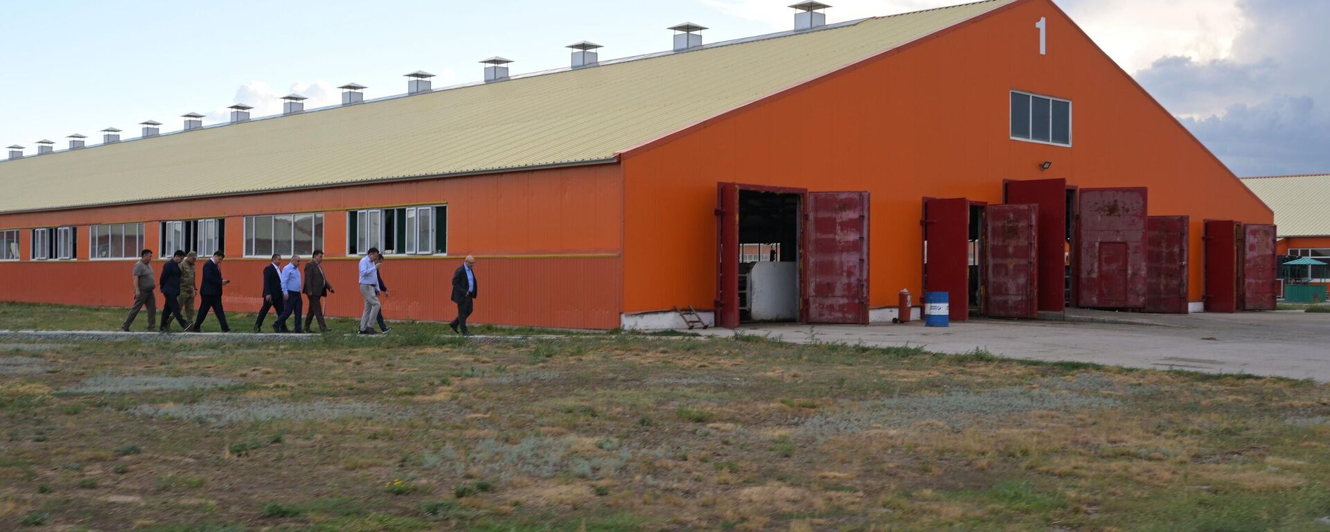 Аким Павлодарской области Асаин Байханов осмотрел место трагедии на ферме - Sputnik Казахстан, 1920, 11.08.2026