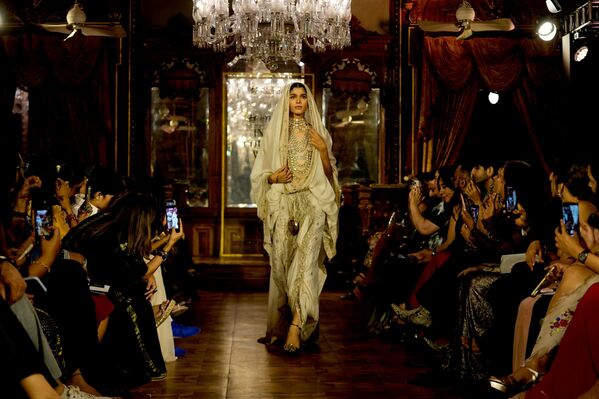 Hyderabad Fashion Week (HFW)— это платформа, которая помогает развивать и продвигать индийскую моду.  - Sputnik Казахстан