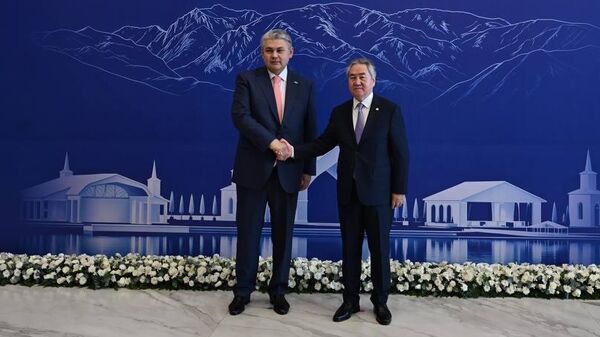Главы МИД Казахстана и Кыргызстана Ермек Кошербаев и Жээнбек Кулубаев - Sputnik Казахстан