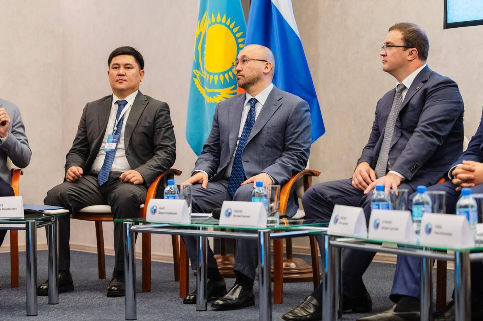 Даурен Абаев и Виталий Хоценко на XII Форуме межрегионального сотрудничества России и Казахстана  - Sputnik Казахстан, 1920, 25.07.2026
