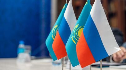 Флаги Казахстана и России