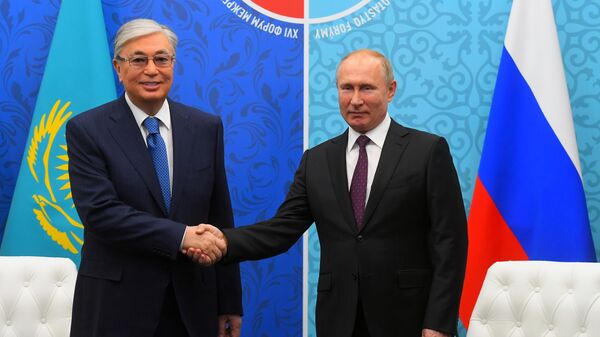 Касым-Жомарт Токаев и Владимир Путин на форуме межрегионального сотрудничества России и Казахстана, архивное фото - Sputnik Казахстан